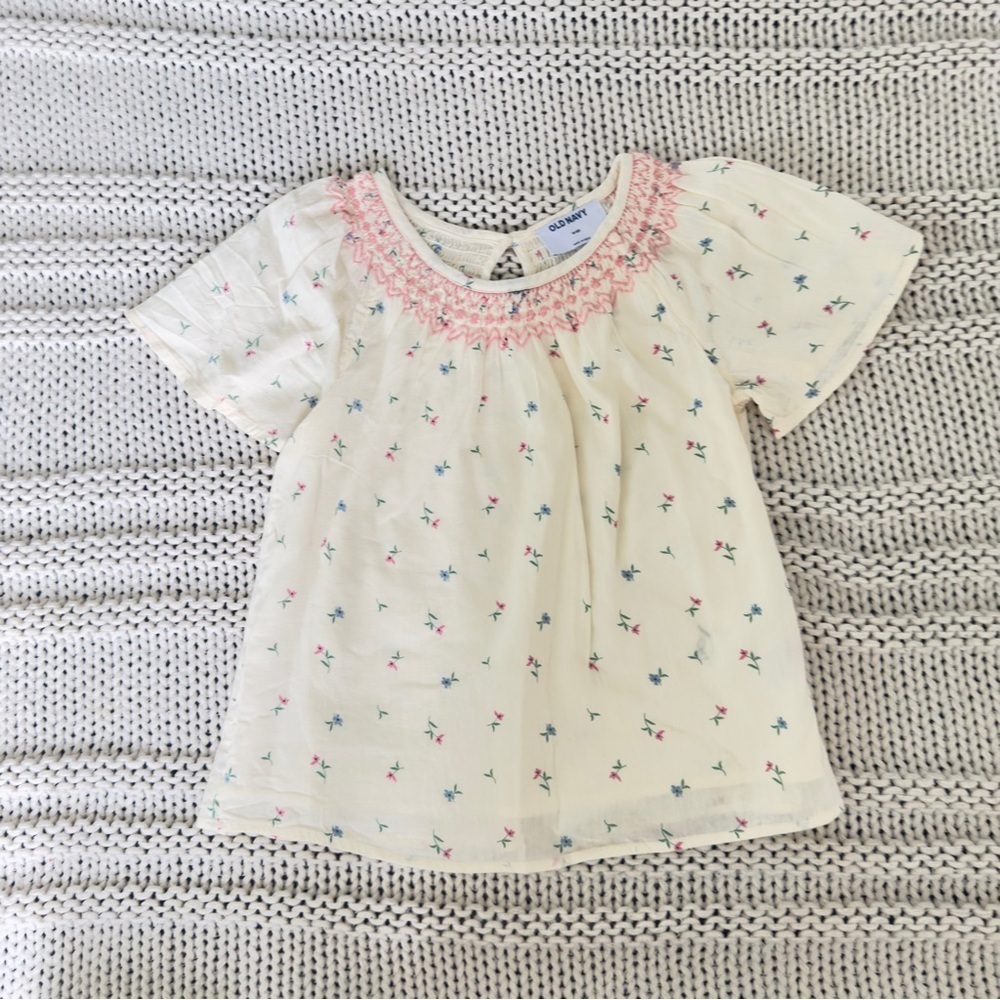 NWOT Old Navy Cream Kids Shirt with Pink and Blue Accents Size M (8)